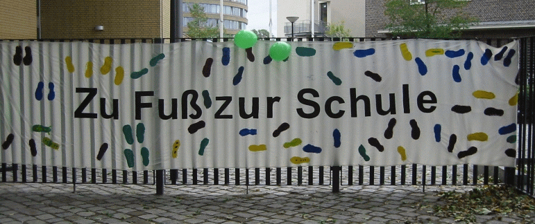 Transparent: „Zu Fuß zur Schule“ im Rahmen, der Schulweg im Unterricht